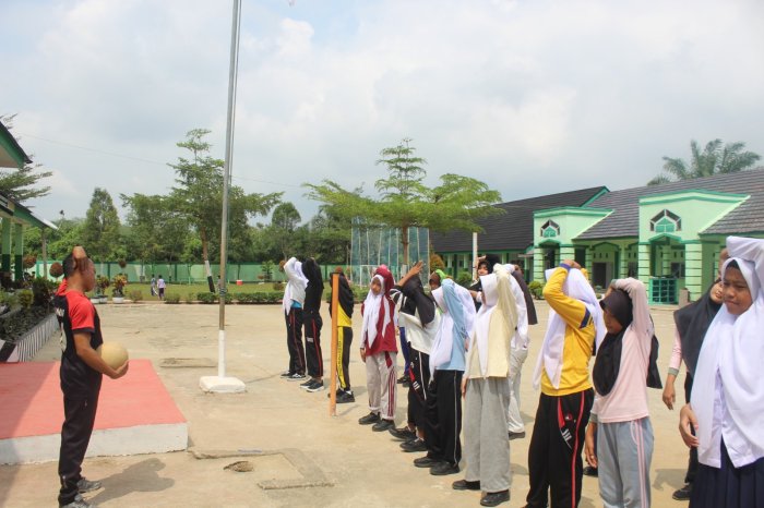 KBM Pendidikan Jasmani Kelas VII A, Siswa MTsN 7 Bungo Pelajari Teknik Dasar Bola Voli di Lapangan Madrasah KBM Pendidikan Jasmani Kelas VII A, Siswa MTsN 7 Bungo Pelajari Teknik Dasar Bola Voli di Lapangan Madrasah