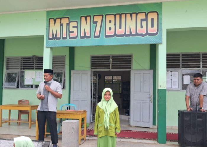 Kepala MTsN 7 Bungo Berikan Apresiasi Khusus kepada Peserta MTsN 7 Bungo Mencari Bakat 2025
