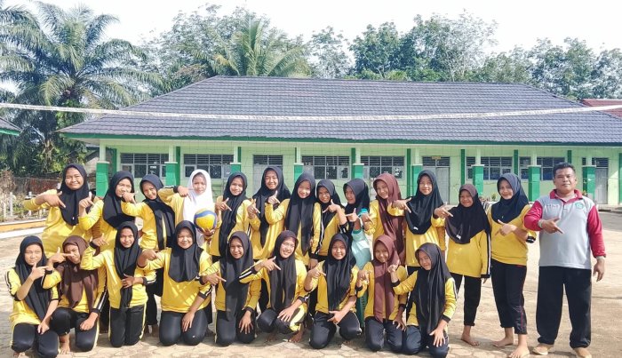 Semangat Siswa VIII C, Pembelajaran Passing Voli Hidupkan Suasana PJOK MTsN 7 Bungo