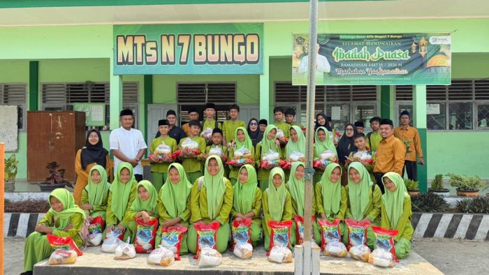 Penyaluran Zakat Profesi di MTsN 7 Bungo, Wujud Kepedulian dan Berkah Ramadan 1447 H