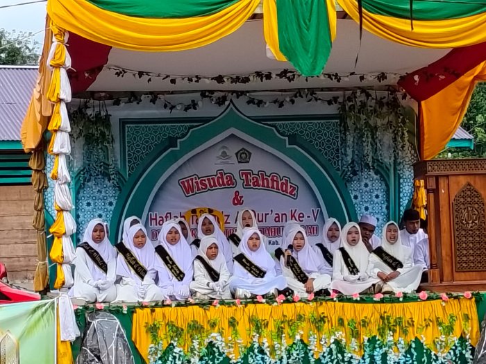 Kepala MTsN 7 Bungo Hadiri Harlah dan Wisuda Angkatan V Miftahul Jannah