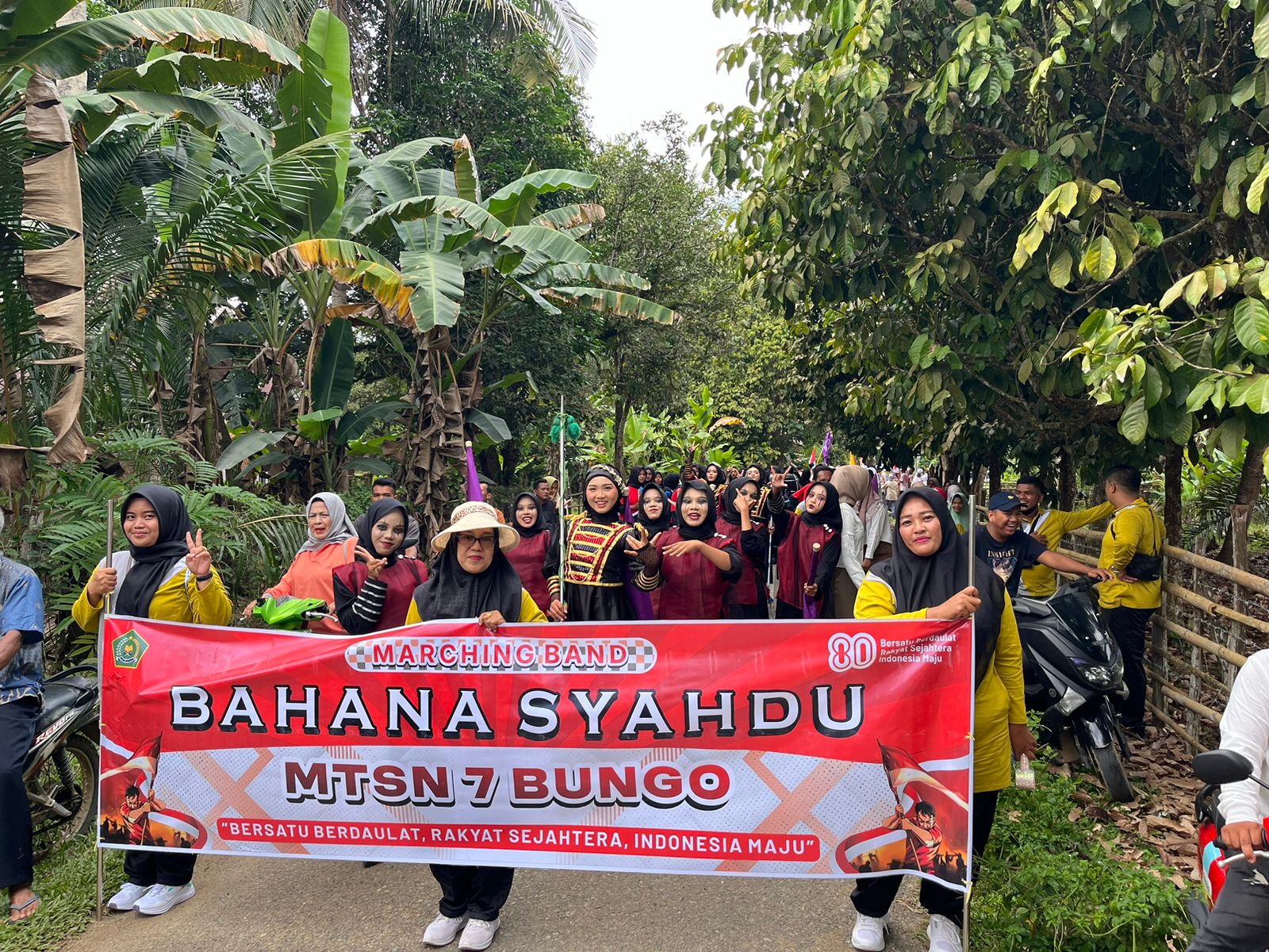 Kepala MTsN 7 Bungo dan Majelis Guru Dukung Penuh Parade HUT ke-80 RI, Marching Band Bahana Syahdu Tampil Memukau