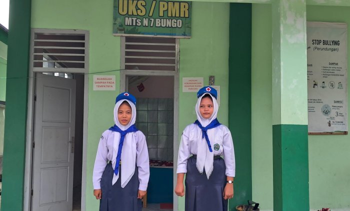 Dukungan Medis Siaga Jaga Kekhidmatan Upacara Hari Senin di MTsN 7 Bungo