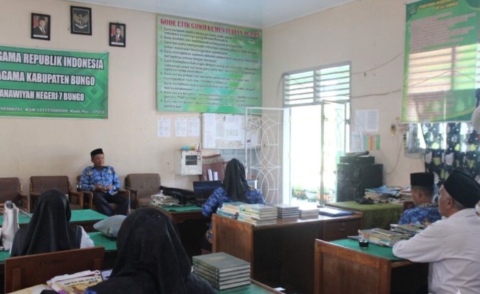 Rapat Guru dan Staf MTsN 7 Bungo: Kepala Madrasah Perkuat Disiplin ASN dan Matangkan Berbagai Agenda Strategis Madrasah