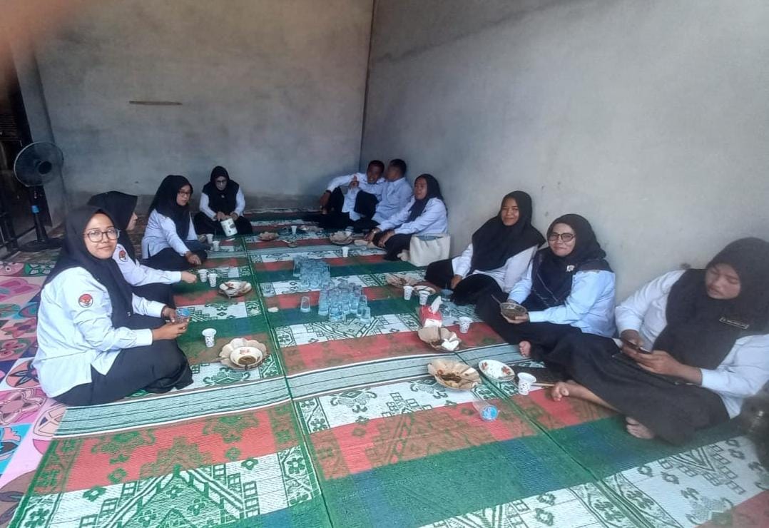 Keluarga Besar MTsN 7 Bungo Hadiri Acara Walimatul Khitan Anak Salah Satu Guru