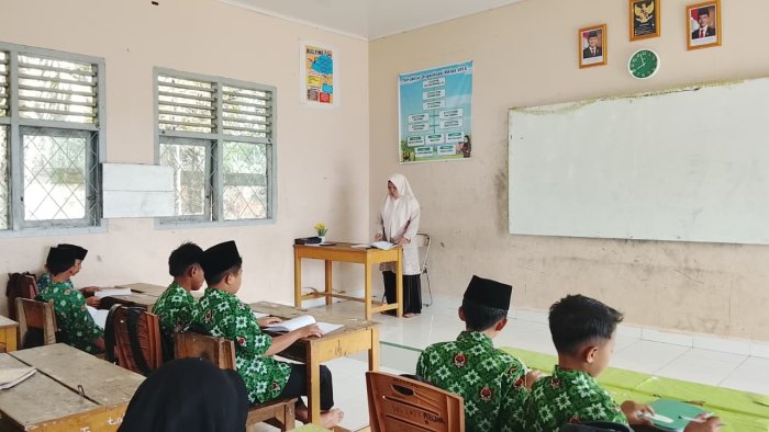 Guru Piket MTsN 7 Bungo Tunjukkan Dedikasi dalam Menjalankan Tugas dan Menjaga Kelancaran KBM