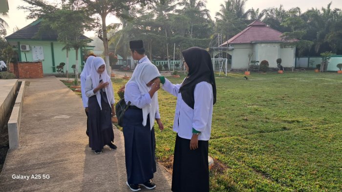 Bangun Karakter Sejak Pagi, MTsN 7 Bungo Konsisten Terapkan Budaya Bersalaman untuk Tanamkan Sopan Santun dan Disiplin