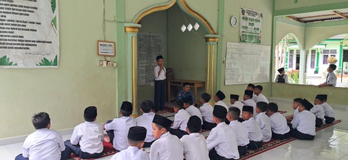 Ibra Ramadhan Sampaikan Kultum Bertema Indahnya Bersyukur Seusai Shalat Dzuhur Berjamaah di MTsN 7 Bungo
