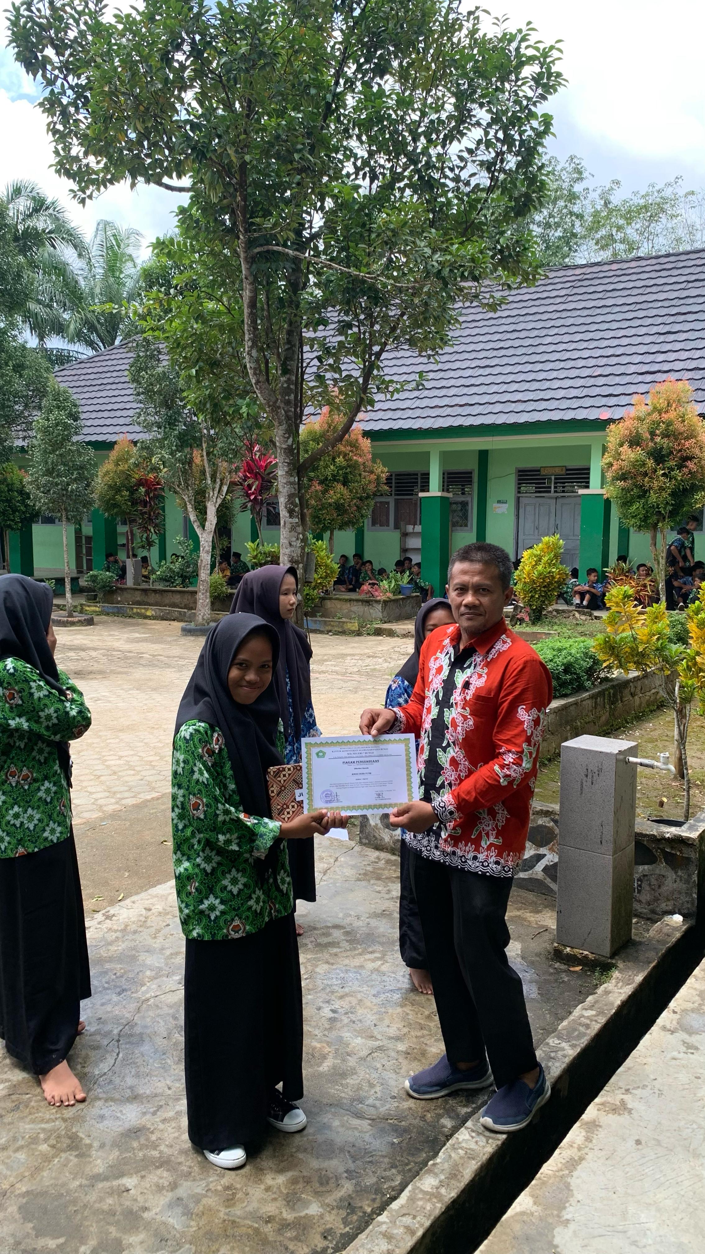 Kepala MTs Negeri 7 Bungo Berikan Reward kepada Siswa Berprestasi