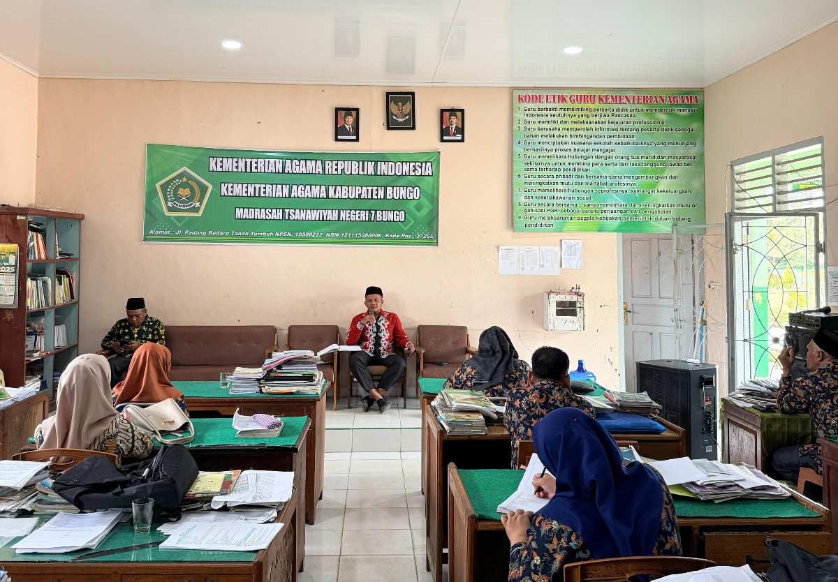 Kepala MTsN 7 Bungo Pimpin Rapat Pembentukan Panitia Pelaksana ANBK 2025