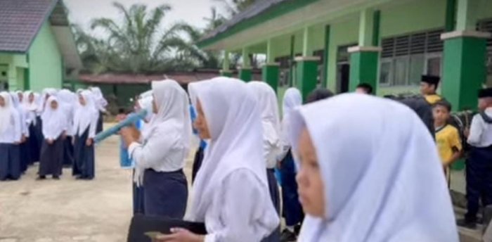 Tim Marching Band Bahana Syahdu MTsN 7 Bungo Semarakkan Peringatan Hari Sumpah Pemuda ke-97 Tahun 2025