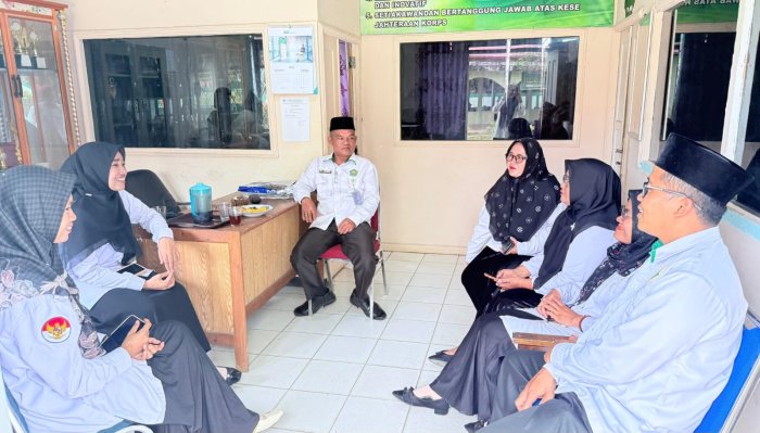 Staf TU MTsN 7 Bungo Sambut Rombongan Penyuluh Agama dan Staf KUA Tanah Tumbuh