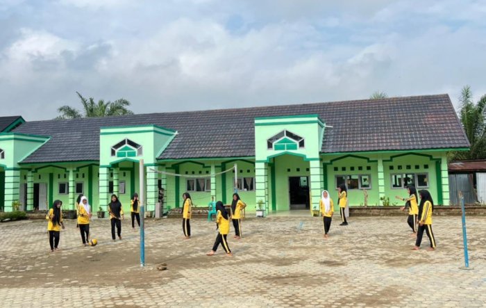 Pagi Cerah Penuh Energi, Siswa MTsN 7 Bungo Antusias Ikuti Pembelajaran PJOK