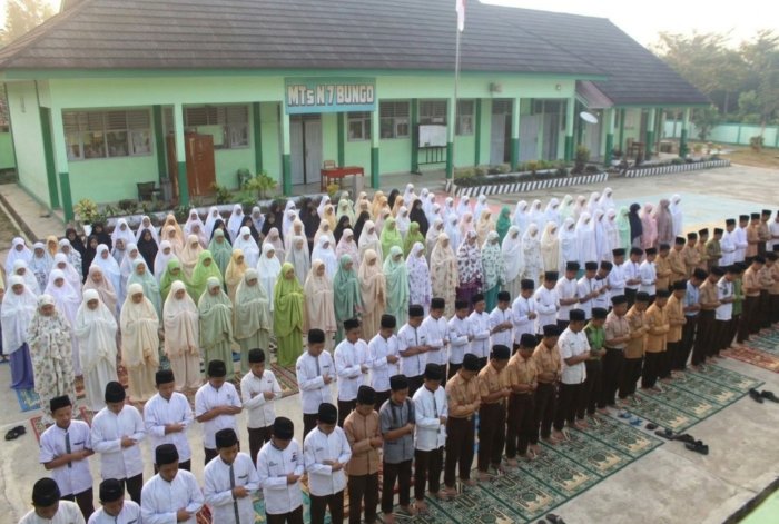 Hadapi Kemarau Panjang dan Kabut Asap, MTsN 7 Bungo Ajak Warga Madrasah Laksanakan Shalat Istisqa Hadapi Kemarau Panjang dan Kabut Asap, MTsN 7 Bungo Ajak Warga Madrasah Laksanakan Shalat Istisqa