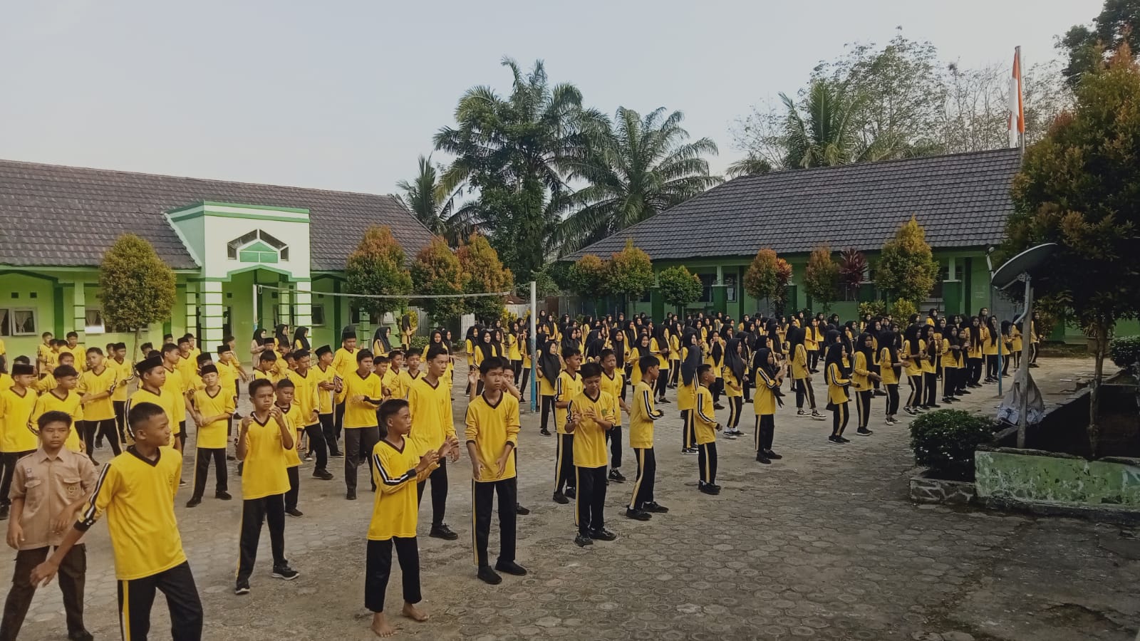 Sabtu Pagi, MTs Negeri 7 Bungo Gelar Kegiatan Rutin Senam Kebugaran Jasmani