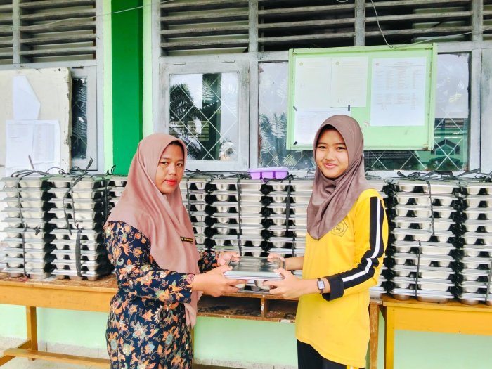 MTsN 7 Bungo Terima Distribusi Perdana Program Makan Bergizi Gratis, Siswa Sambut dengan Antusias