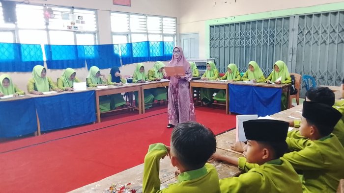 Deras Hujan Tak Redupkan Semangat Kegiatan Belajar Mengajar di MTsN 7 Bungo