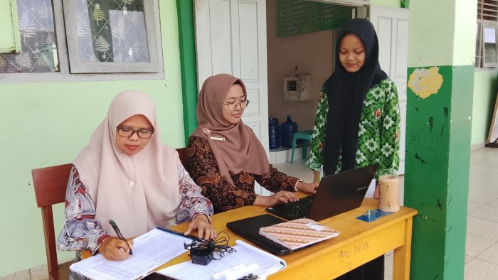 Pastikan KBM Berjalan Tertib, Guru Piket MTsN 7 Bungo Lakukan Pemantauan dan Pendataan Siswa