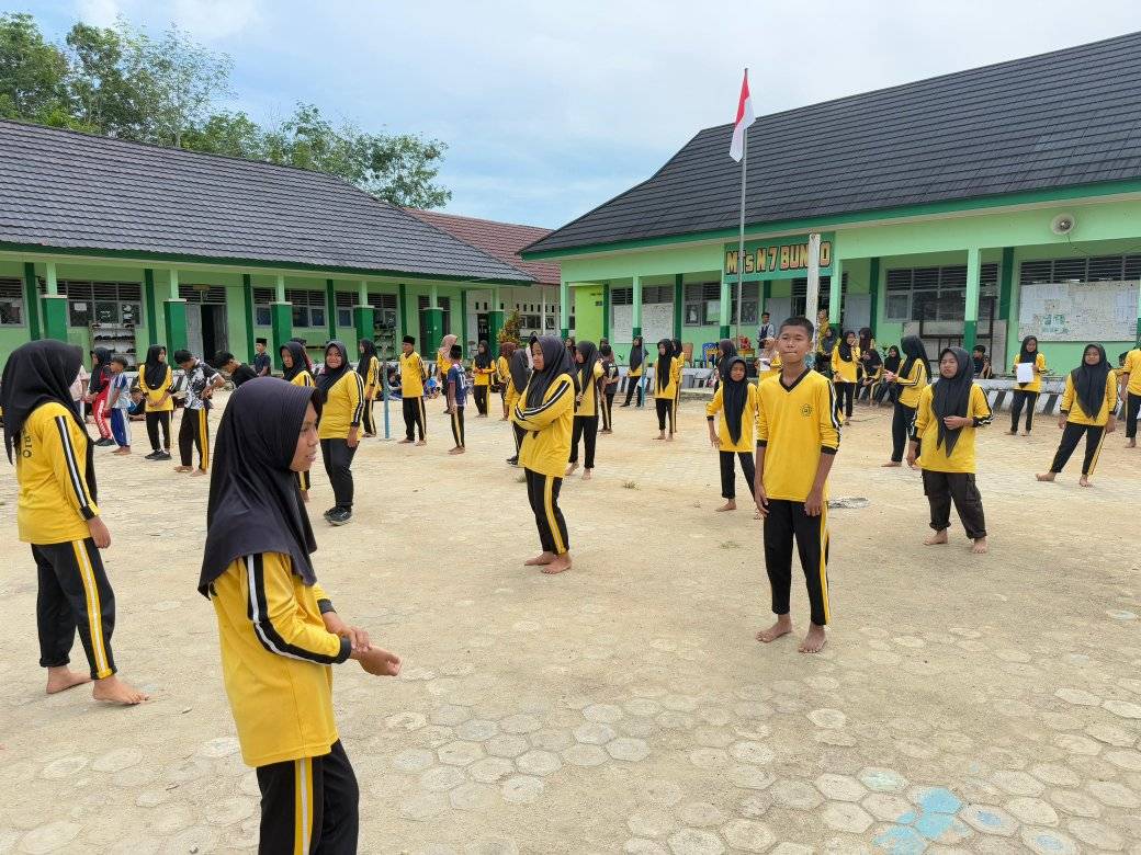 Meriah dan Penuh Semangat, Lomba Tebak Kata Warnai Perayaan HUT ke-80 RI di MTsN 7 Bungo