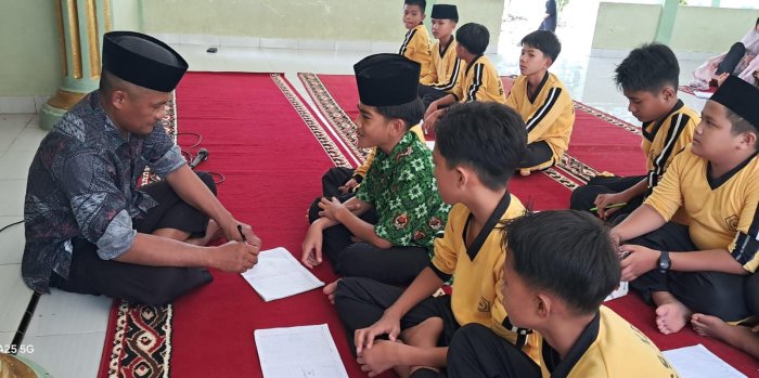 Perkuat Disiplin Ibadah, Kepala MTsN 7 Bungo Cek Langsung Agenda Shalat Siswa