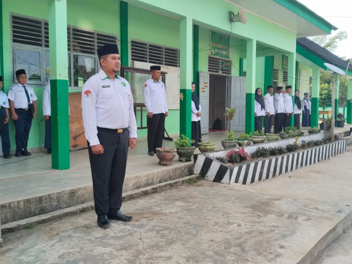 MTsN 7 Bungo Gelar Upacara Rutin Hari Senin, Tekankan Pentingnya Disiplin dan Pengembangan Diri Siswa
