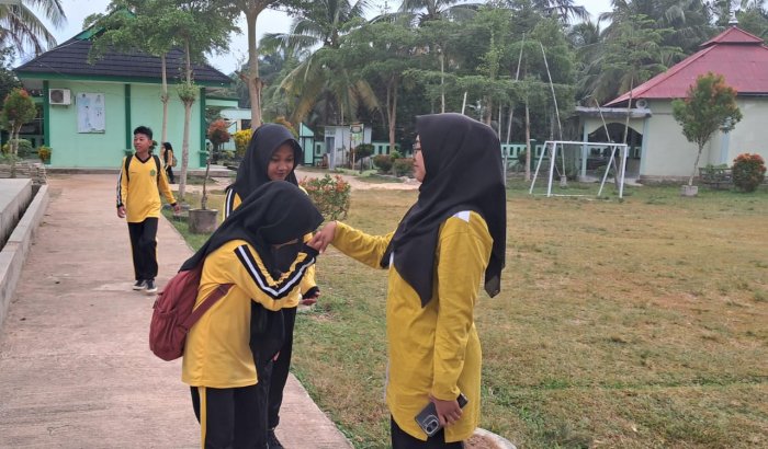 Guru MTsN 7 Bungo Rutin Sambut Siswa Setiap Pagi, Tumbuhkan Rasa Hormat dan Kedekatan Antara Guru dan Siswa