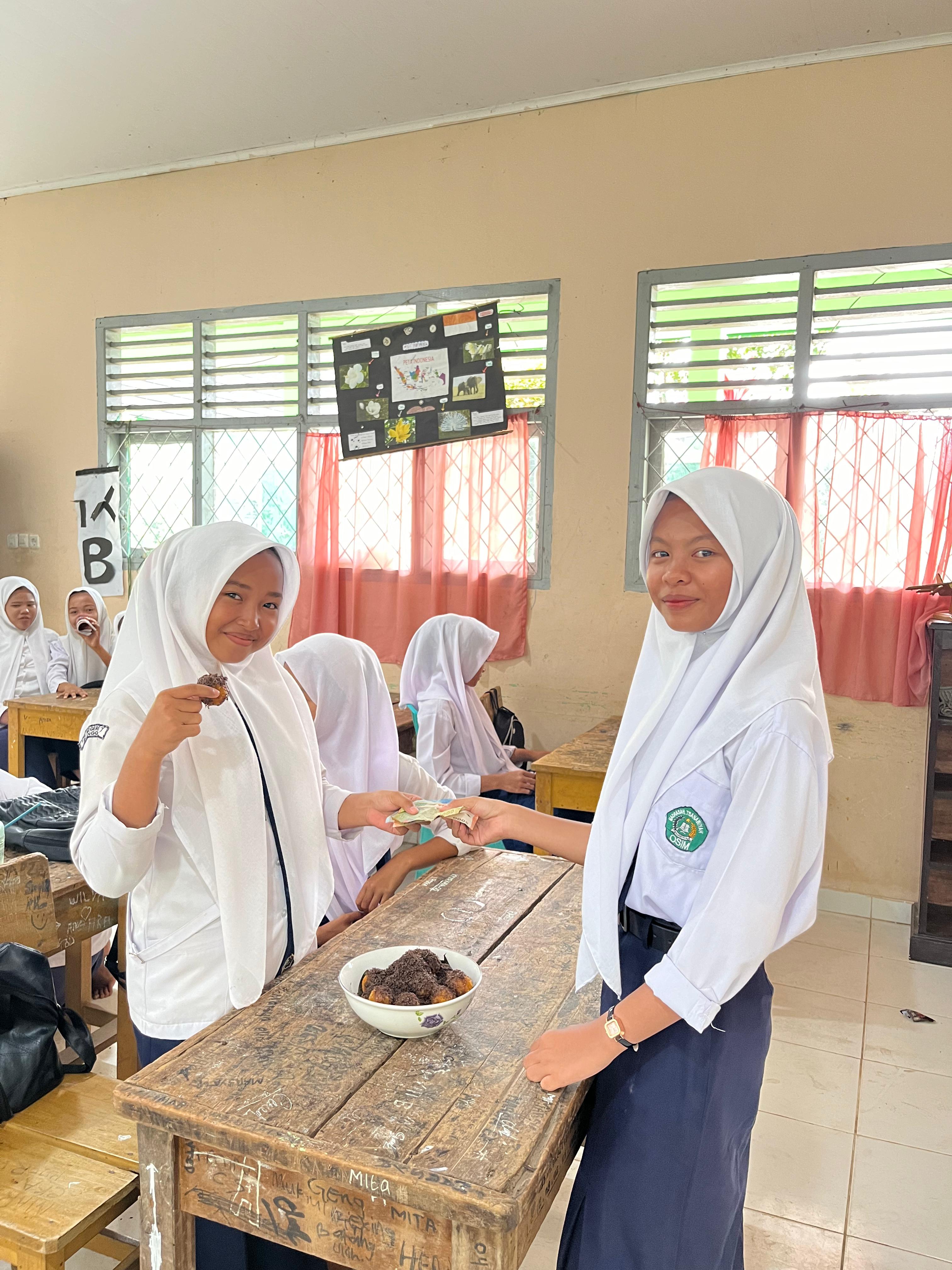 Praktik Pembuatan Produk Ekonomi Kreatif dalam Pelajaran IPS di MTsN 7 Bungo