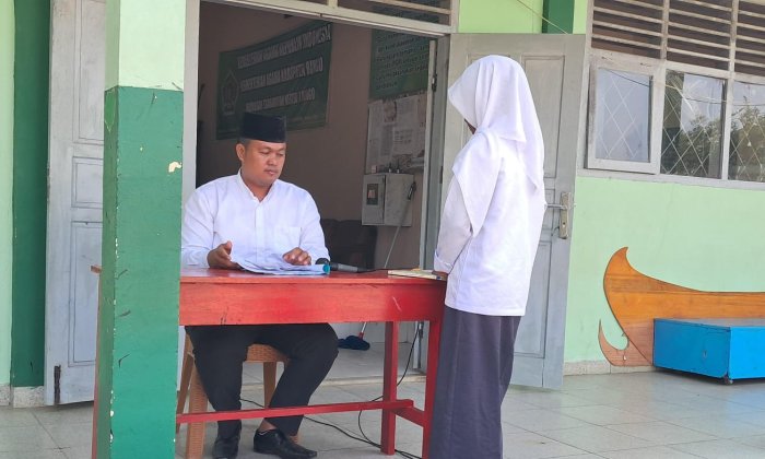 Guru Piket MTsN 7 Bungo Aktif Pastikan Kegiatan Madrasah Berjalan Tertib Guru Piket MTsN 7 Bungo Aktif Pastikan Kegiatan Madrasah Berjalan Tertib