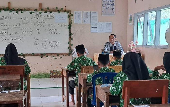 Semangat Tak Mereda: Pengawas MTsN 7 Bungo Tetap Solid Kawal ASAS Sesi Terakhir