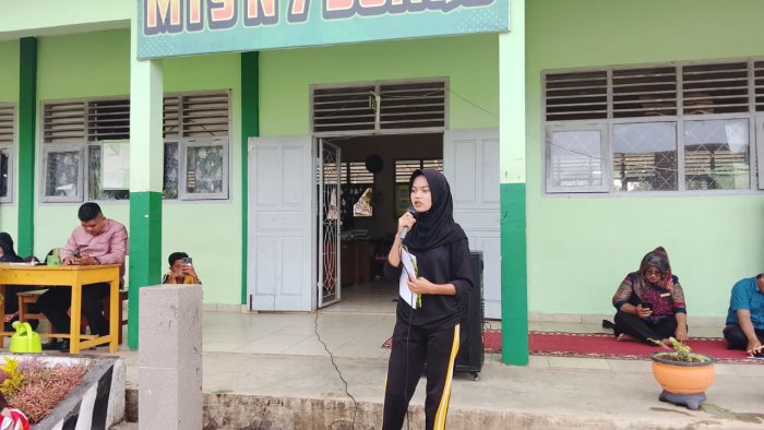 Wita Kelas IX D Sampaikan Pidato Bertema Dosa Berpacaran pada Ajang Minat Bakat MTsN 7 Bungo