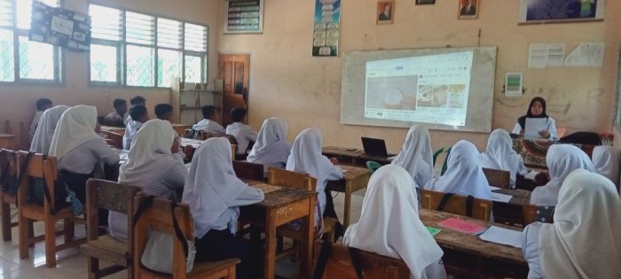 Meski Siang Menjelang, Siswa MTsN 7 Bungo Tetap Bersemangat Dalami Materi Organisasi Kehidupan