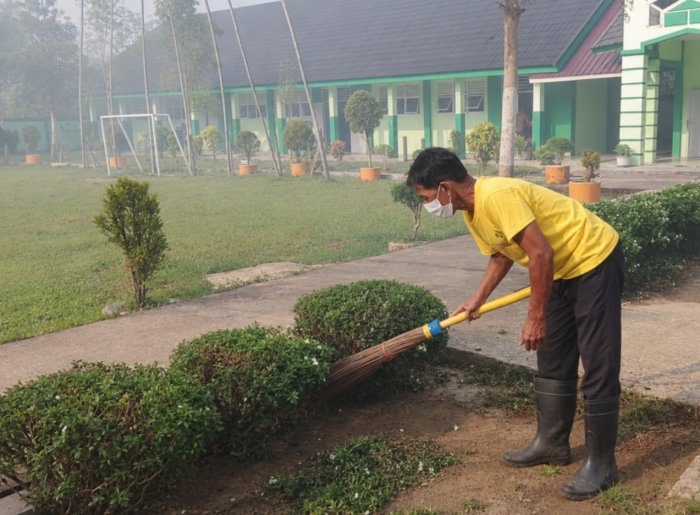 Saat Madrasah Sunyi karena Kabut Asap, Tenaga Kebersihan Tetap Hadir Menjaga MTsN 7 Bungo