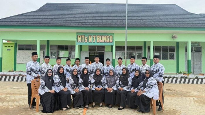 Keluarga Besar MTsN 7 Bungo Ucapkan Selamat Hari Guru Nasional 2025: Merawat Semesta dengan Cinta
