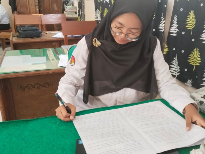 Salah Satu Guru MTsN 7 Bungo, Ibu Cinta Invia Wulandari, S.S, Tengah Mengerjakan Tugas Latsar CPNS Hari ke-3