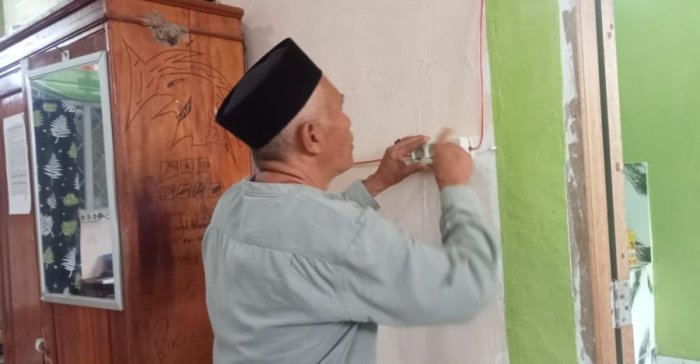 Wakil Kepala MTsN 7 Bungo Tingkatkan Fasilitas Listrik di Ruang Guru