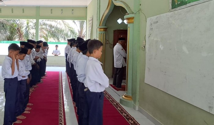 Shalat Dzuhur Berjamaah: Pembinaan Disiplin dan Spiritualitas di MTsN 7 Bungo