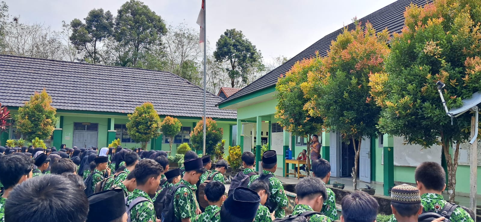 Para Siswa MTs Negeri 7 Bungo Kirimkan Doa untuk Arwah Orang Tua Guru yang Wafat