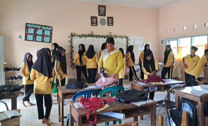 Pengurus OSIM MTsN 7 Bungo Didampingi Guru Lakukan Razia Mendadak di Kelas