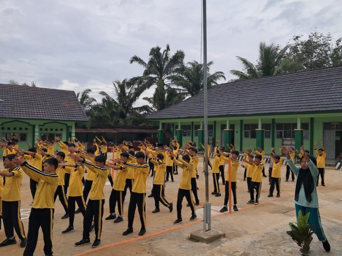 Senam Kebugaran di MTsN 7 Bungo Warnai Pagi dengan Semangat dan Keceriaan