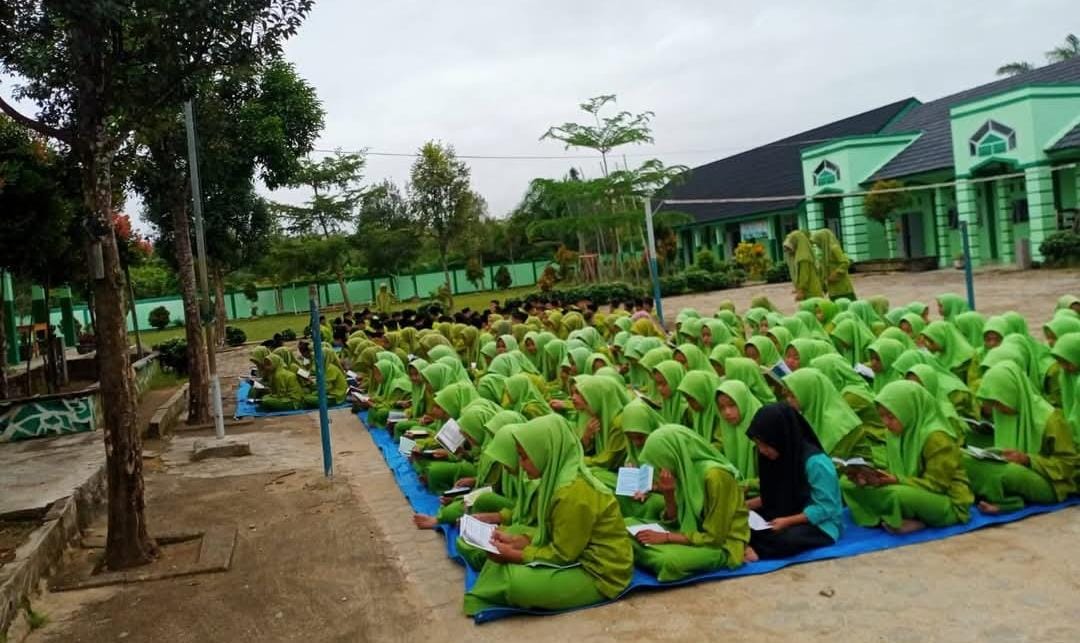 Menumbuhkan Nilai Religius, MTsN 7 Bungo Gelar Pengajian Yasinan Rutin Setiap Jumat Pagi