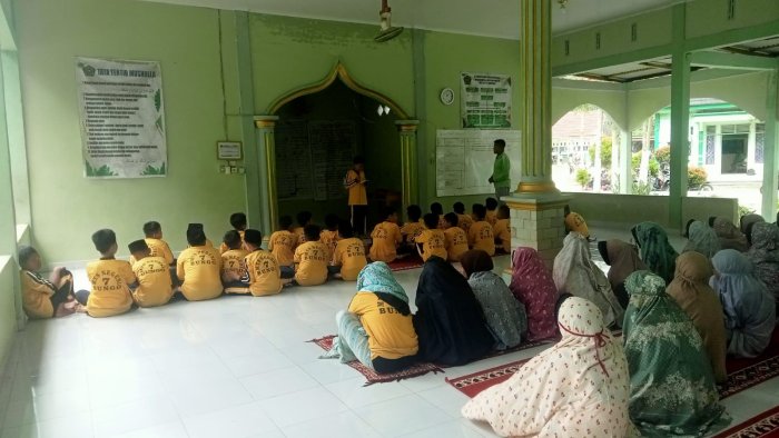 Shalat Dzuhur Berjamaah di MTsN 7 Bungo, Dilanjutkan dengan Kultum Bertema Jujur dan Amanah
