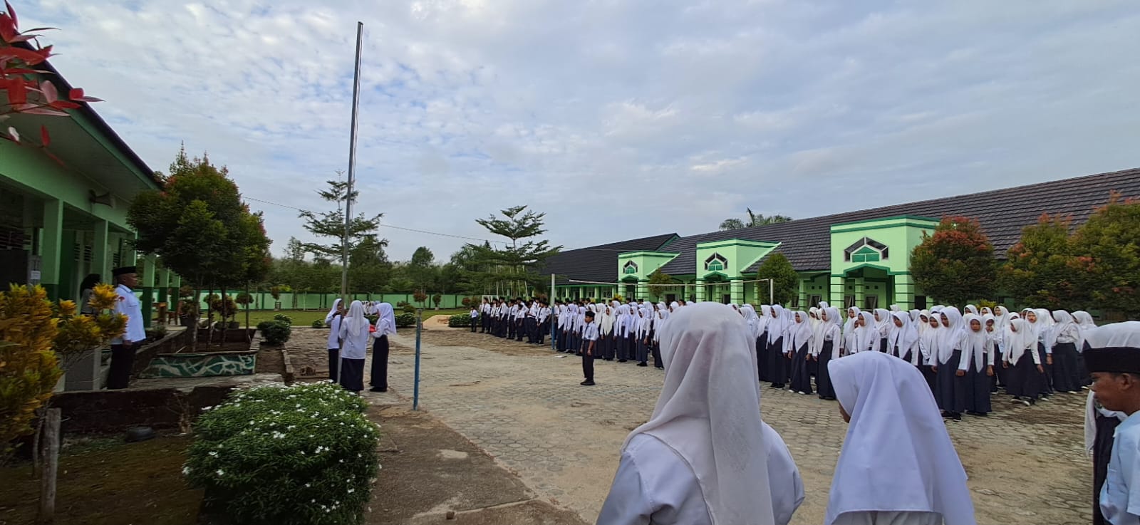 GTK dan Siswa MTsN 7 Bungo Ikuti Upacara Hari Kebangkitan Nasional 2025