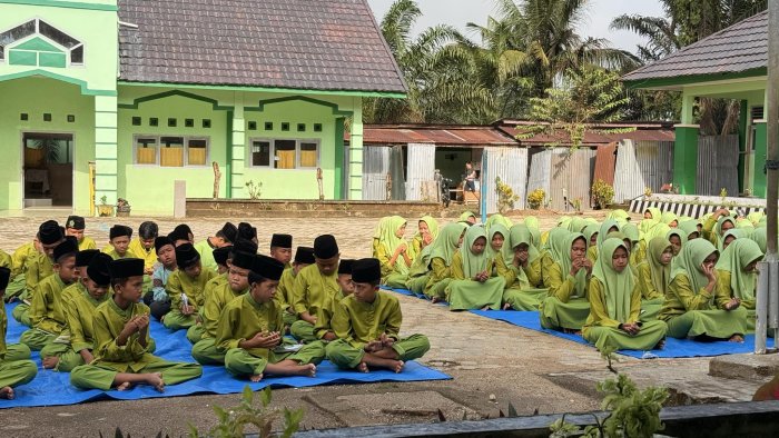 Rutinitas Yasinan, Civitas MTsN 7 Bungo Penuhi Halaman Madrasah dengan Lantunan Doa