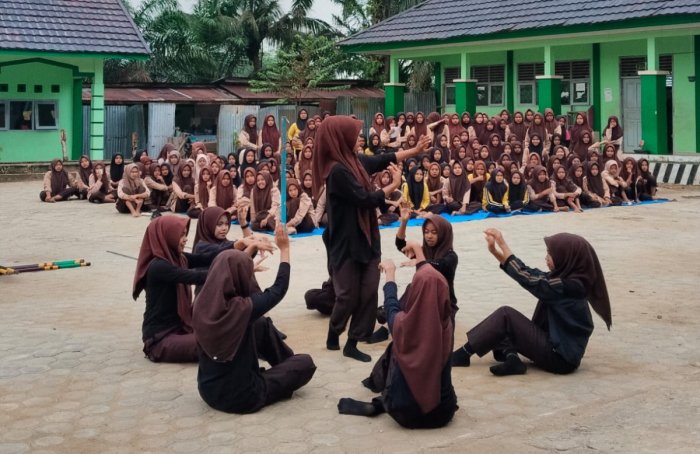 Siswi Kelas IX A Tampilkan Tari Kreasi Buluh Bambu dalam Ajang Minat dan Bakat MTsN 7 Bungo