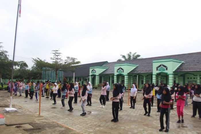 Senam Kebugaran Bersama Pengurus OSIM Perkuat Semangat dan Kebersamaan Peserta MATAMUDA MTsN 7 Bungo Senam Kebugaran Bersama Pengurus OSIM Perkuat Semangat dan Kebersamaan Peserta MATAMUDA MTsN 7 Bungo