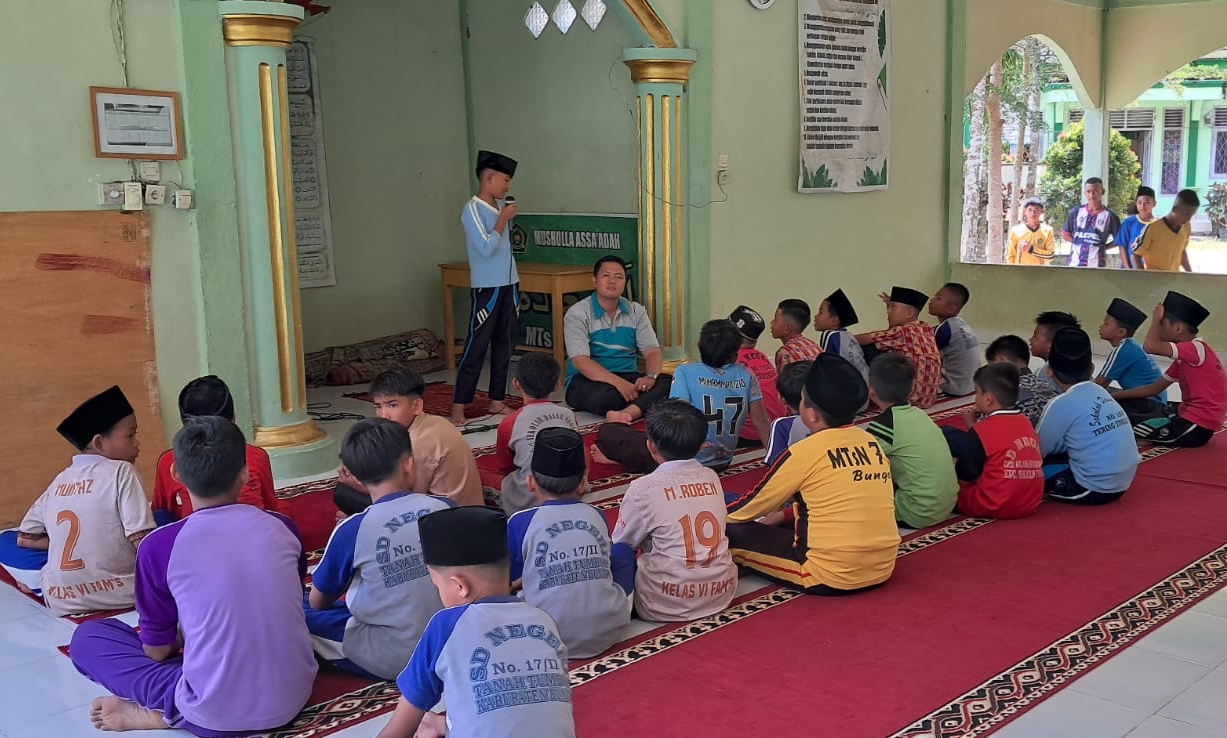 Pelaksanaan Shalat Dzuhur Berjamaah di MTsN 7 Bungo: Siswa Dapatkan Pengalaman Berharga