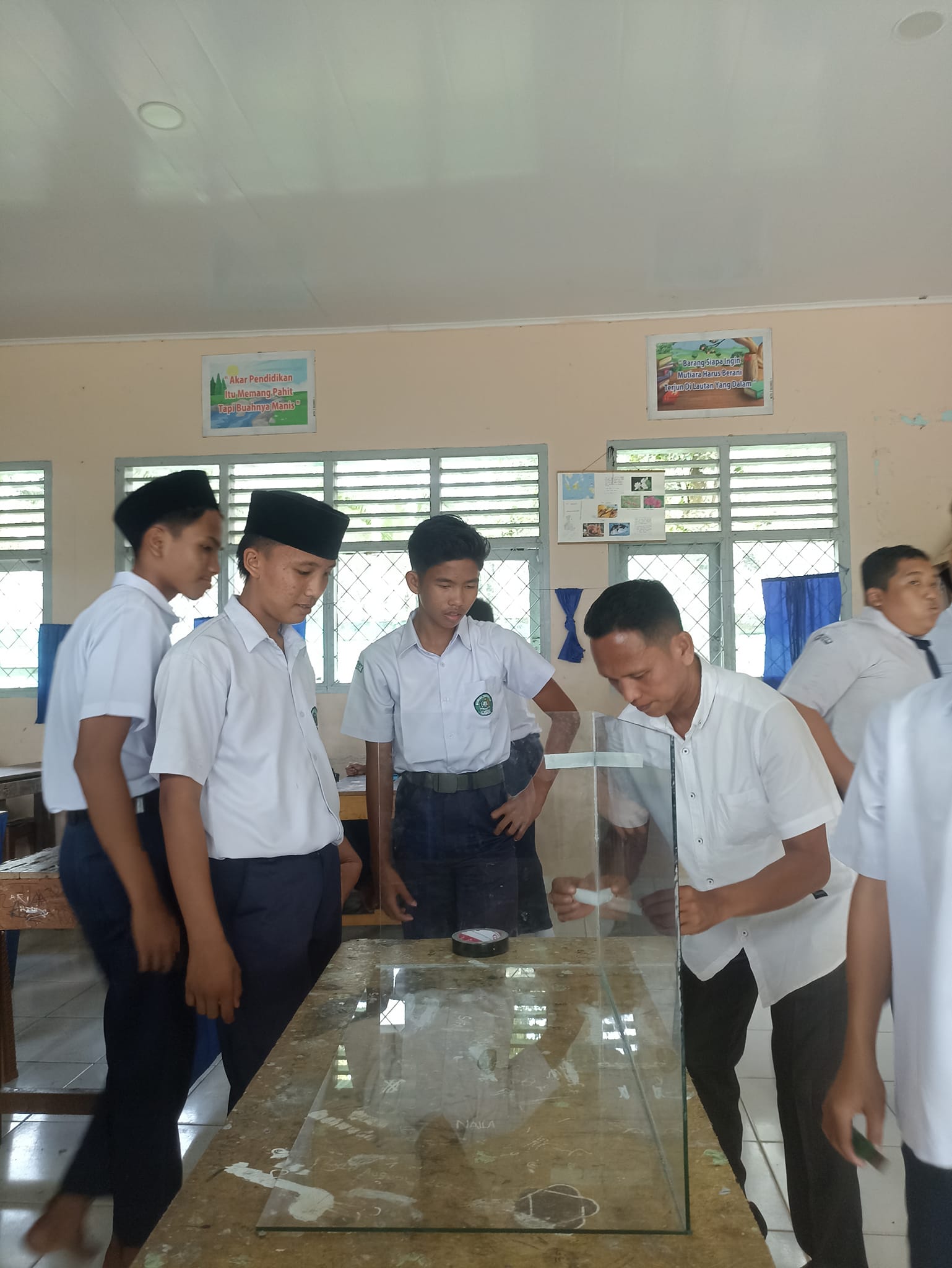 Asah Kreativitas, Siswa MTs Negeri 7 Bungo Buat Aquarium Dari Kaca