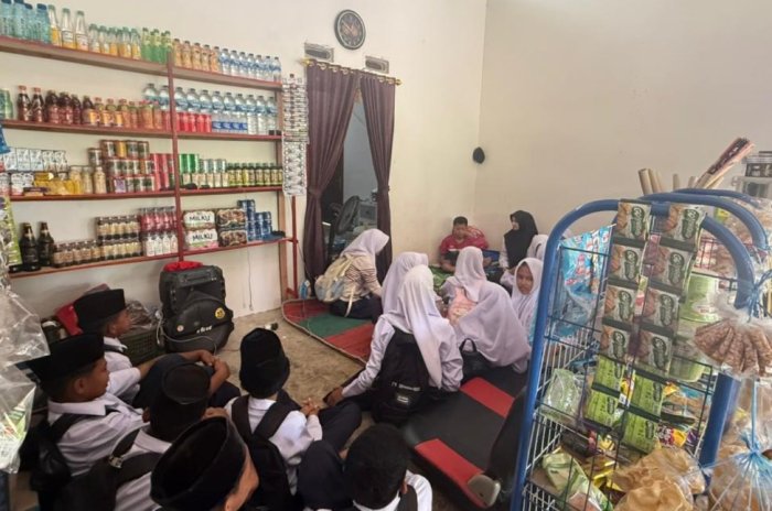 Wujudkan Kepedulian: Wali Kelas dan Siswa VII C MTsN 7 Bungo Jenguk Alfatir Zikry di Dusun Pelayang