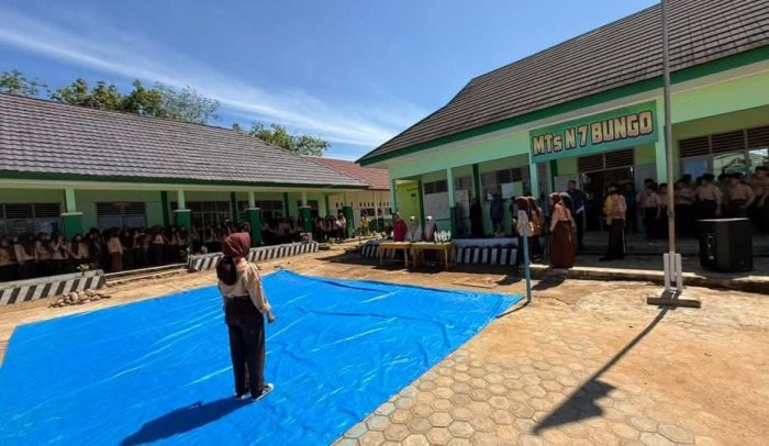 MTsN 7 Bungo Awali Rangkaian Lomba Hari Kesaktian Pancasila dengan Mengheningkan Cipta