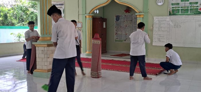 Siswa MTsN 7 Bungo Gotong Royong Bersihkan Musholla Madrasah, Wujudkan Kenyamanan dalam Beribadah